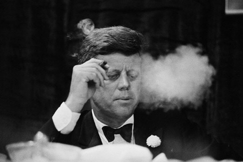 Джон Кеннеди с кубинской сигарой