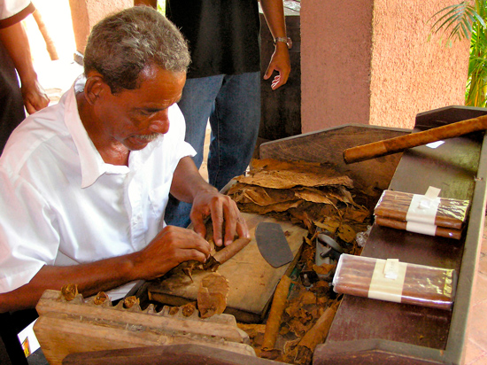 Процесс скрутки кубинских сигар